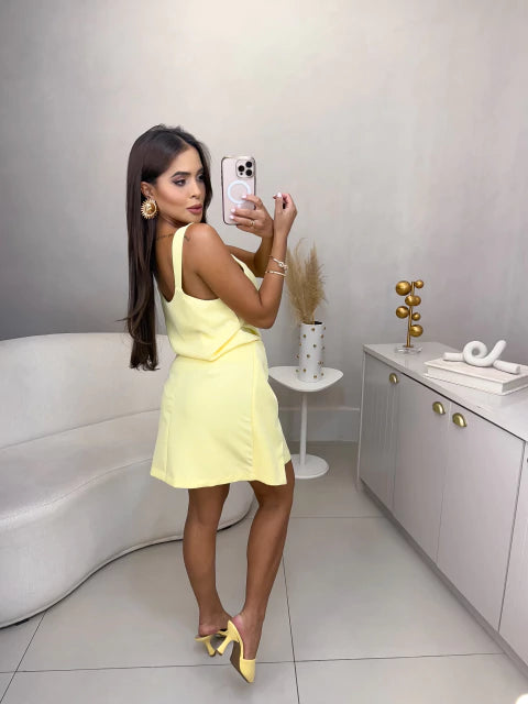 Conjunto de short saia e blusa de alça em alfaiataria - amarelo