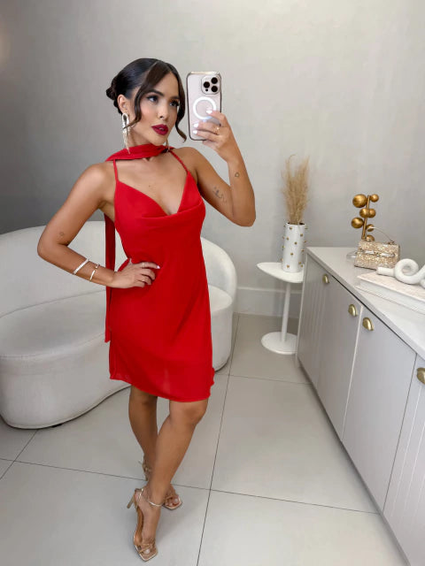 Vestido curto no crepe fluido alça cruzada e gola chocker - vermelho